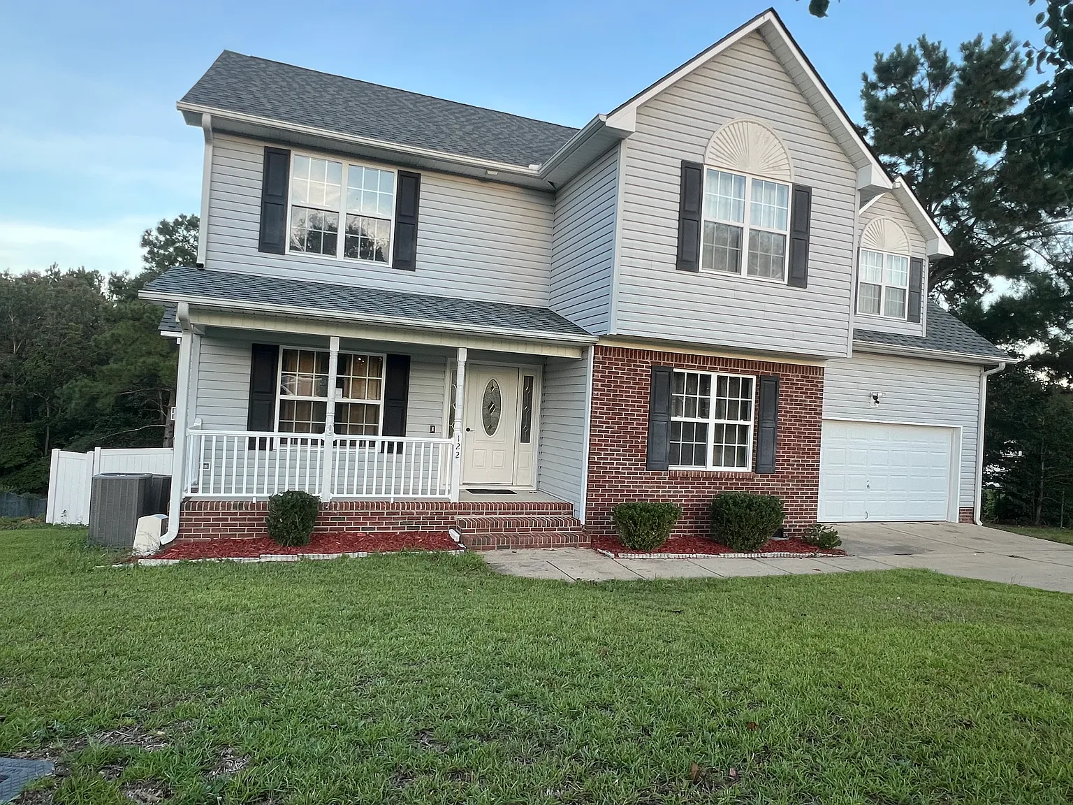4 bed, 2.5 bath, 2227 sqft, $2,000 — Photo 2