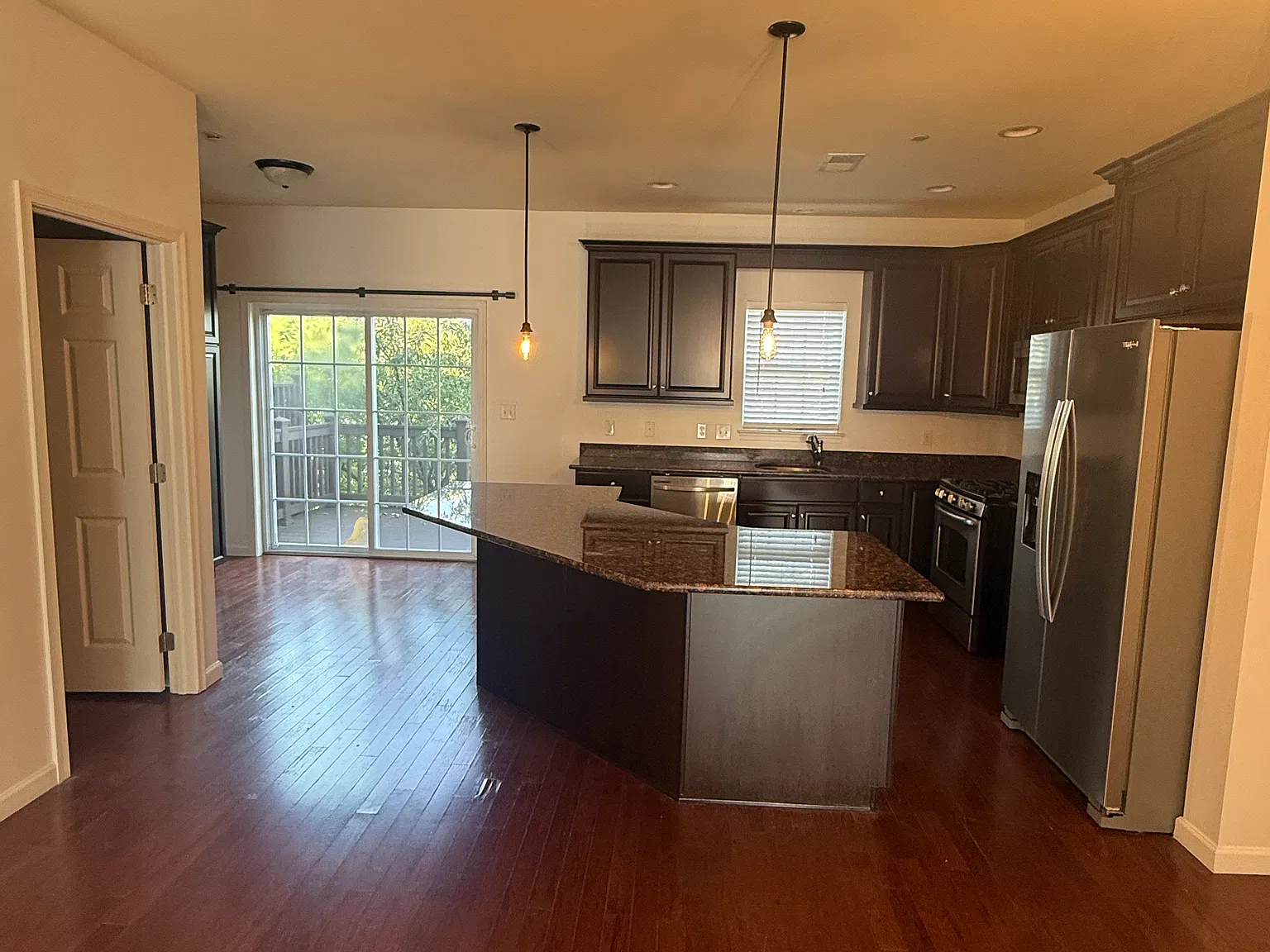 3 bed, 1880 sqft, $2,700 — Photo 3