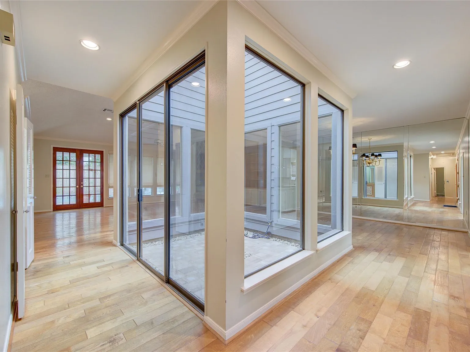 3 bed, 2.0 bath, 2509 sqft, $3,400 — Photo 4