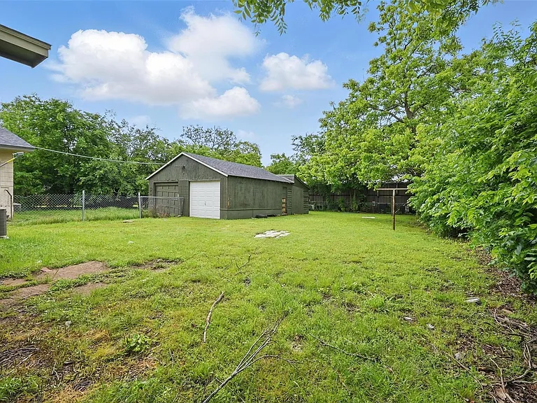 906 E Houston St — Photo 27