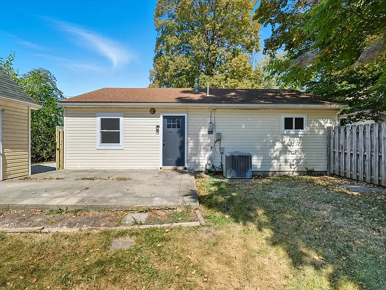 710 E Chestnut St — Photo 15