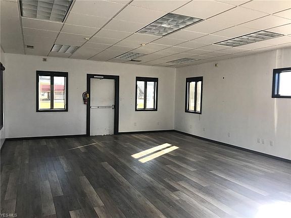 3rd image of 832 Pike St