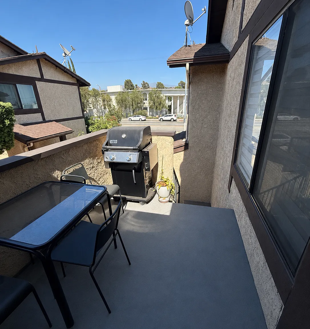 3 bed, 1.5 bath, 927 sqft, $3,200 — Photo 2