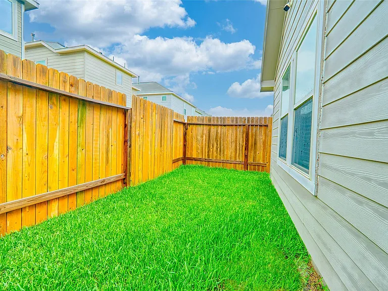 7919 Cypress Country Dr — Photo 23