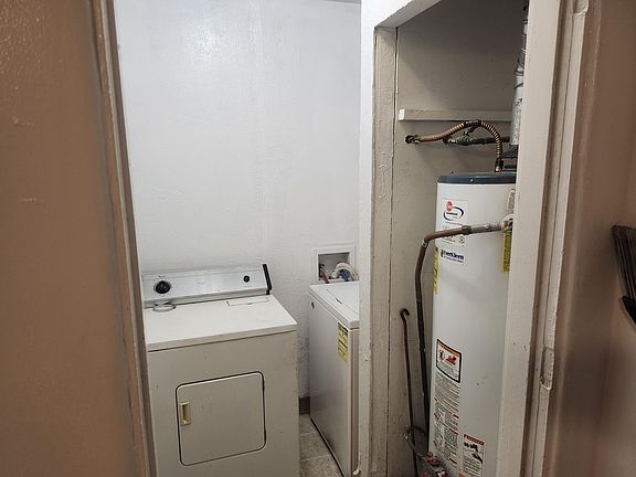 4th image of 615 Quincy St NE Unit A