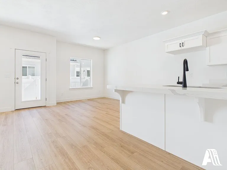 447 E 650 N — Photo 23
