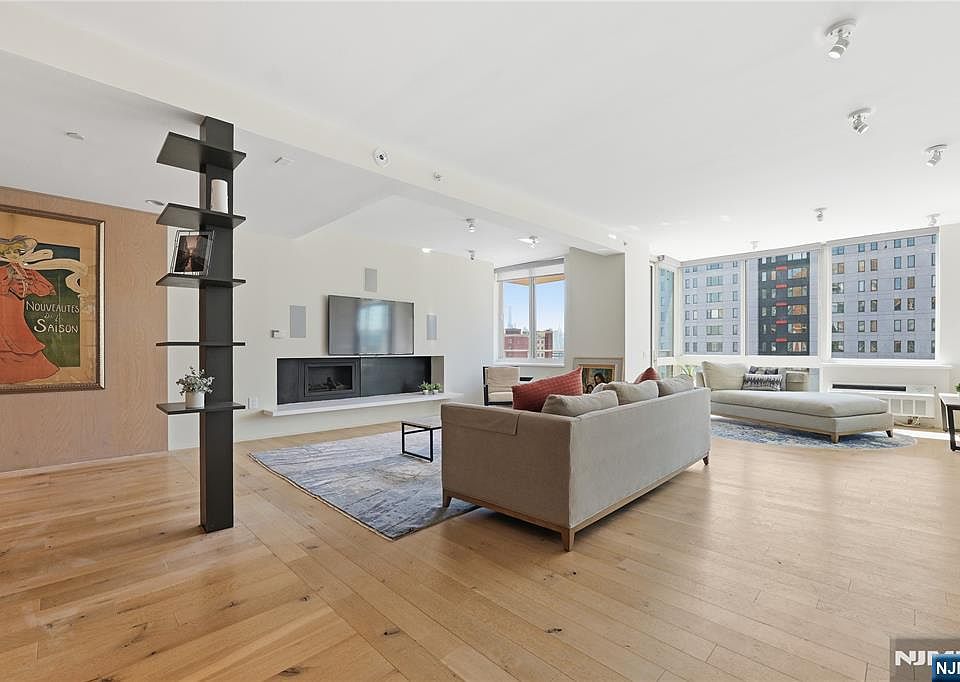 1st image of 1008 Hudson Park