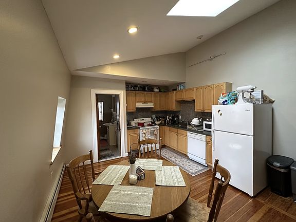 2nd image of 195 Waterman St #3A