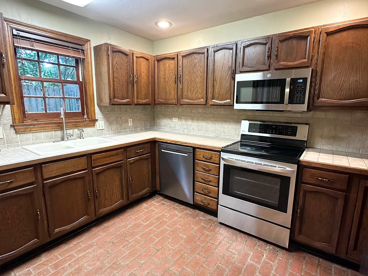 2 bed, 2.5 bath, 1604 sqft, $1,450 — Photo 2