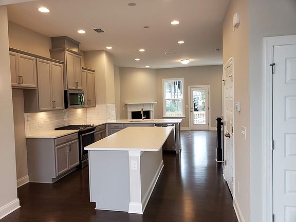 2nd image of 612 Morning Glory Pl NE