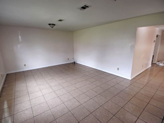 4th image of 839 Carmadelle St