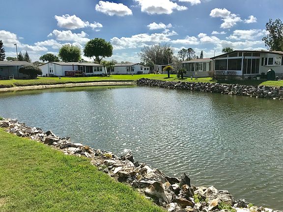 3rd image of 545 Oak Island Cir