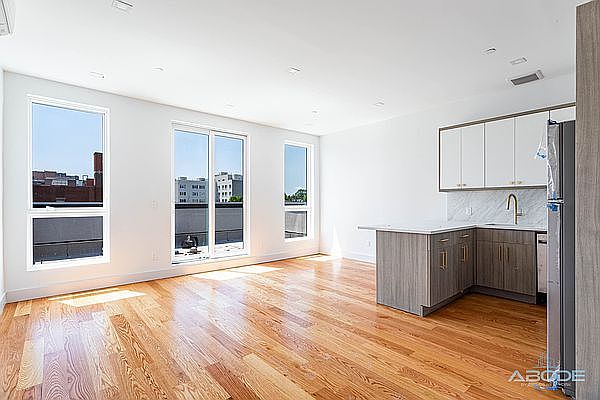 1st image of 376 Hawthorne St #1