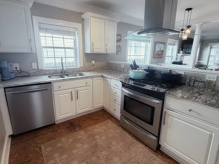 402 Pershing Rd — Photo 5
