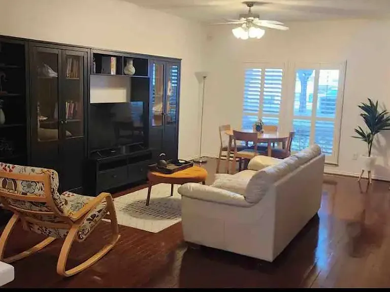 806 W Heights Hollow Ln — Photo 3