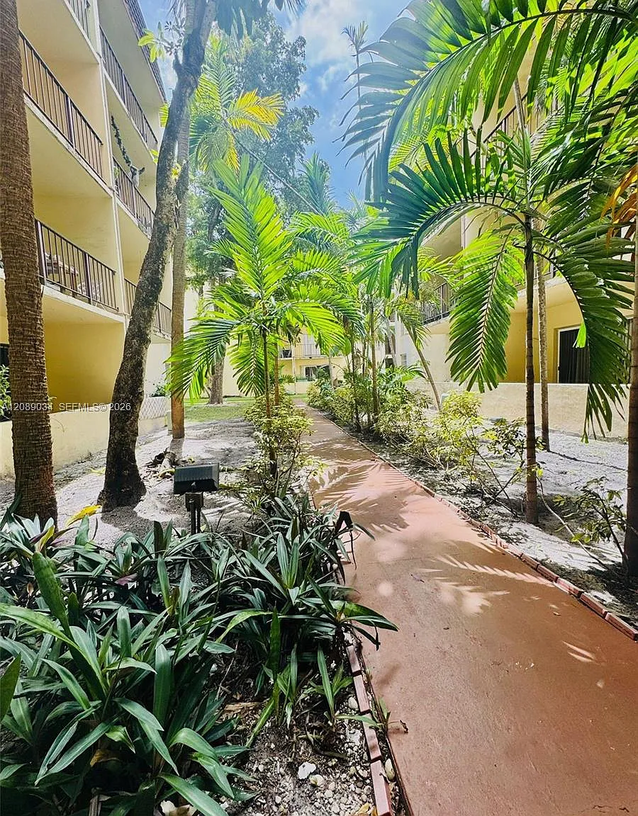 Capri Gardens Condo — Photo 1