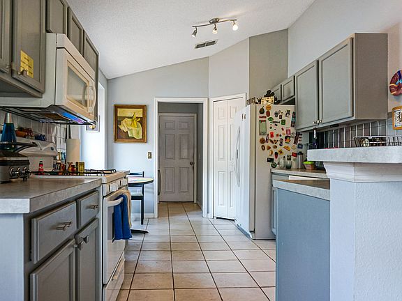 3rd image of 205 Nicholson Dr