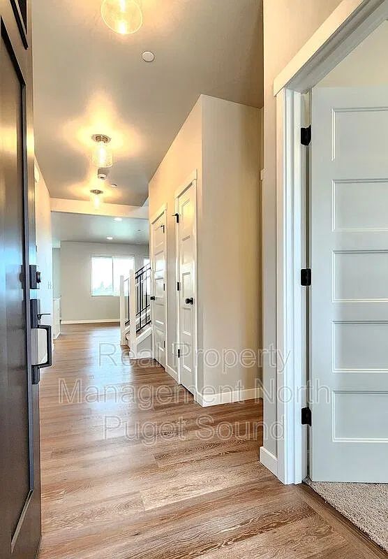 5 bed, 4.0 bath, 3285 sqft, $3,395 — Photo 3