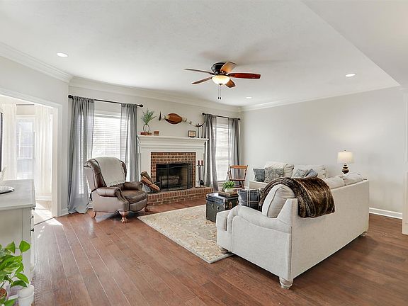 4th image of 104 Woodlands Green Dr