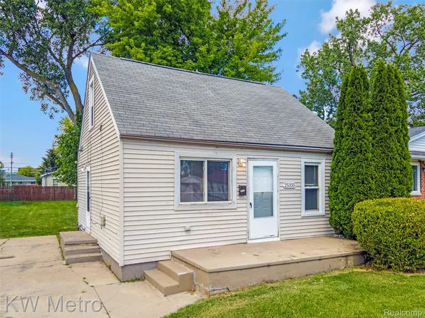 25335 Pinehurst St, Roseville, MI 48066