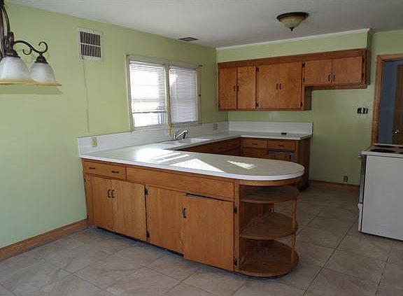 3rd image of 3121 S 33rd St