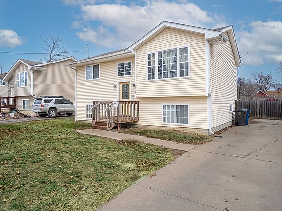2nd image of 1527 De Wolf St