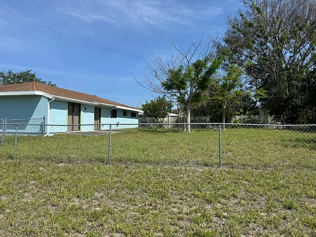 Building Photo - 375 SW Tulip Blvd