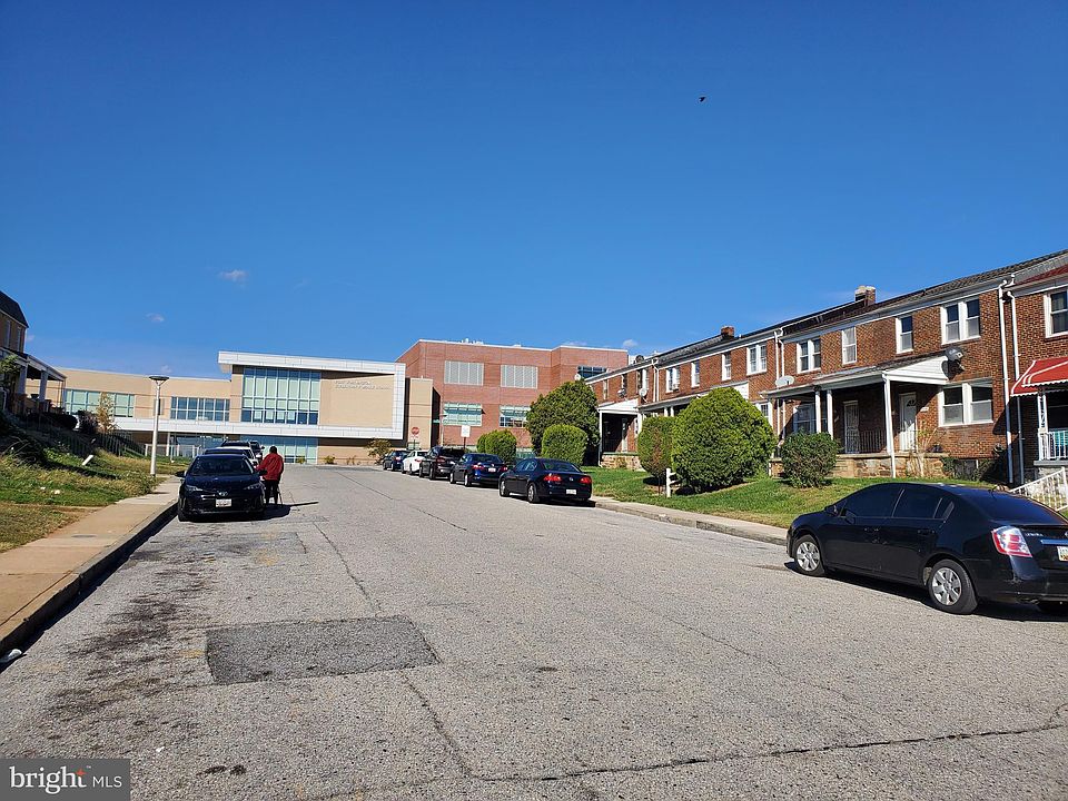2nd image of 1302 N Kenwood Ave