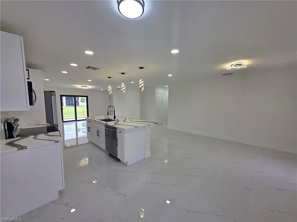4 bed, 3.0 bath, 1800 sqft, $2,000 — Photo 3