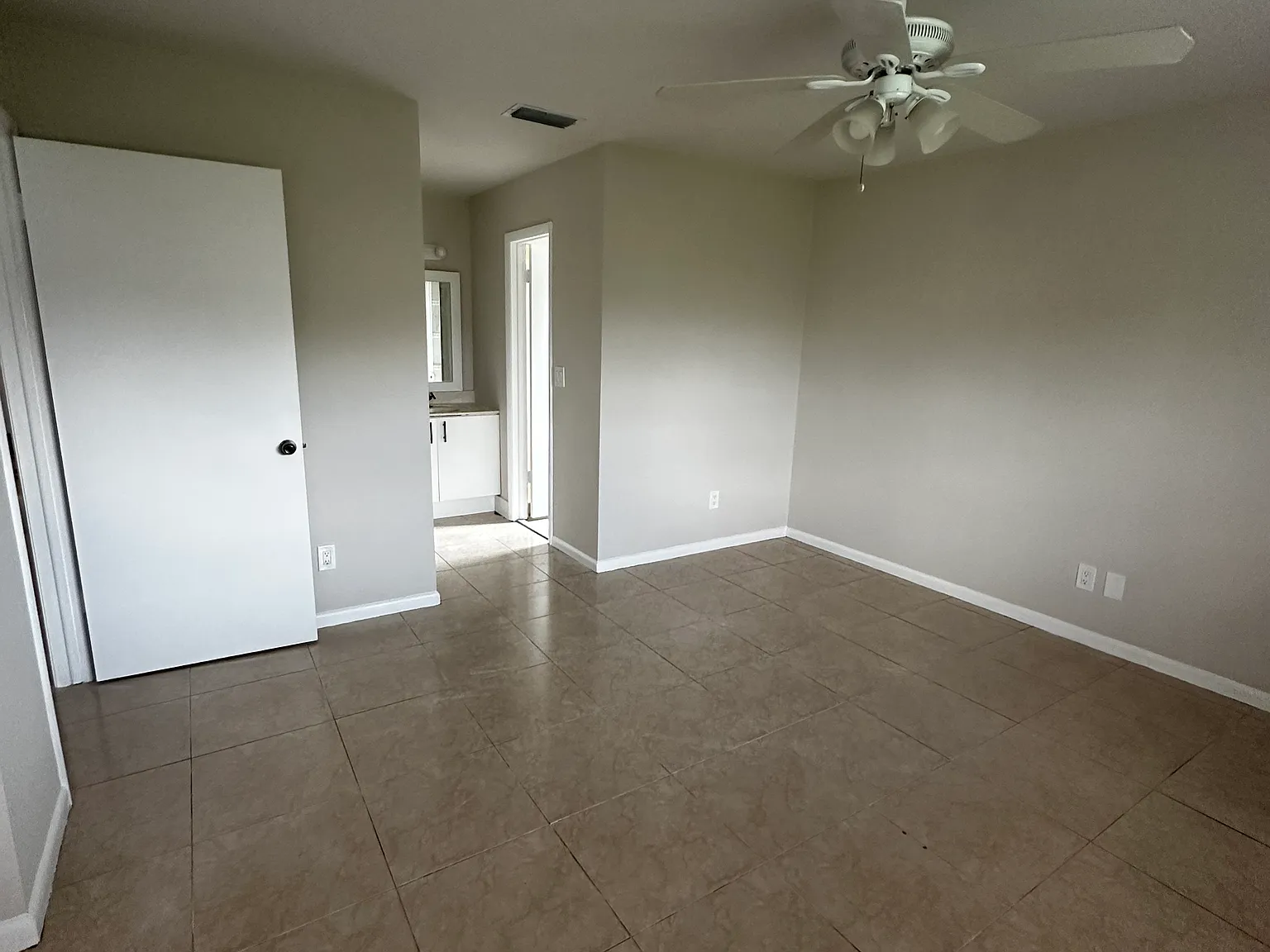 3 bed, 1232 sqft, $2,400 — Photo 3