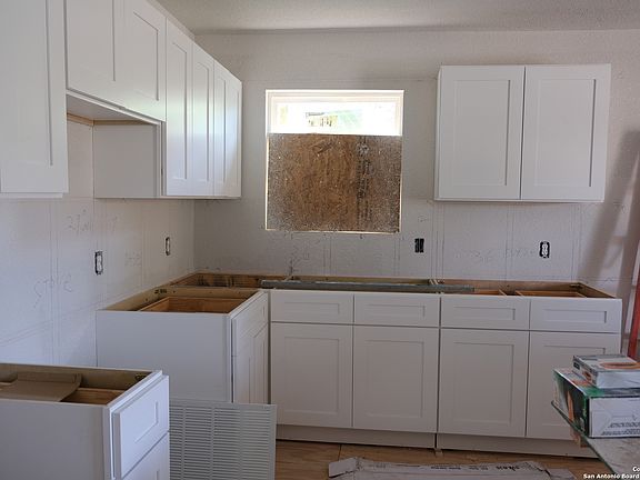 4th image of 1307 Lombrano St
