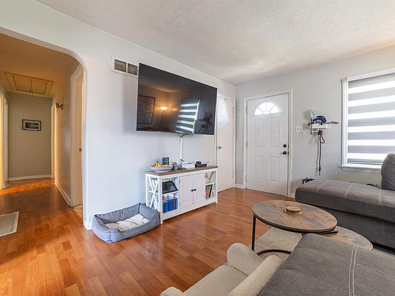 4th image of 2321 E Iowa St