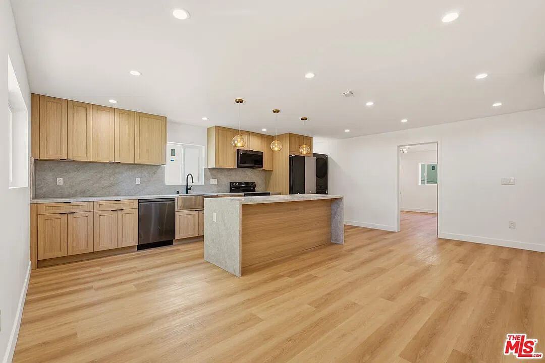 3 bed, 2.0 bath, 1200 sqft, $5,200 — Photo 1