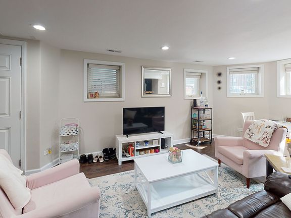 4th image of 1016 W Oakdale Ave #G