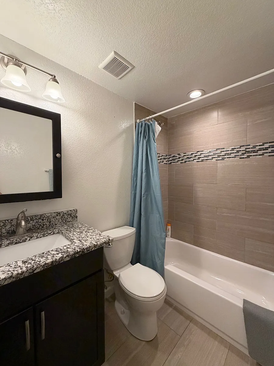 Building Photo - 1041 N 25th Pl #3