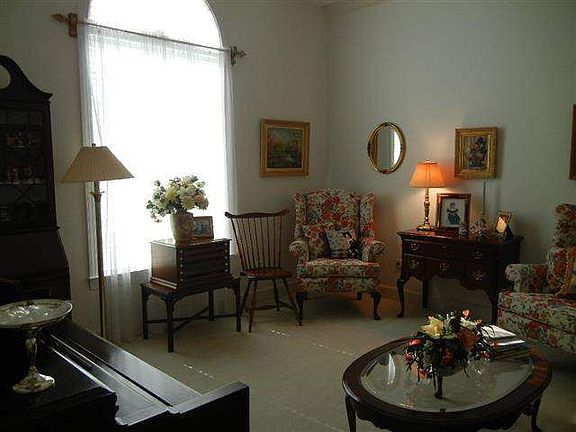 3rd image of 104 Harvest Hill Cir