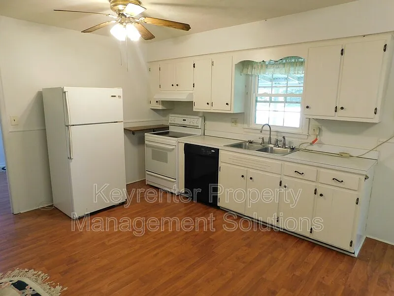 3 bed, 1.0 bath, 1077 sqft, $1,395 — Photo 3