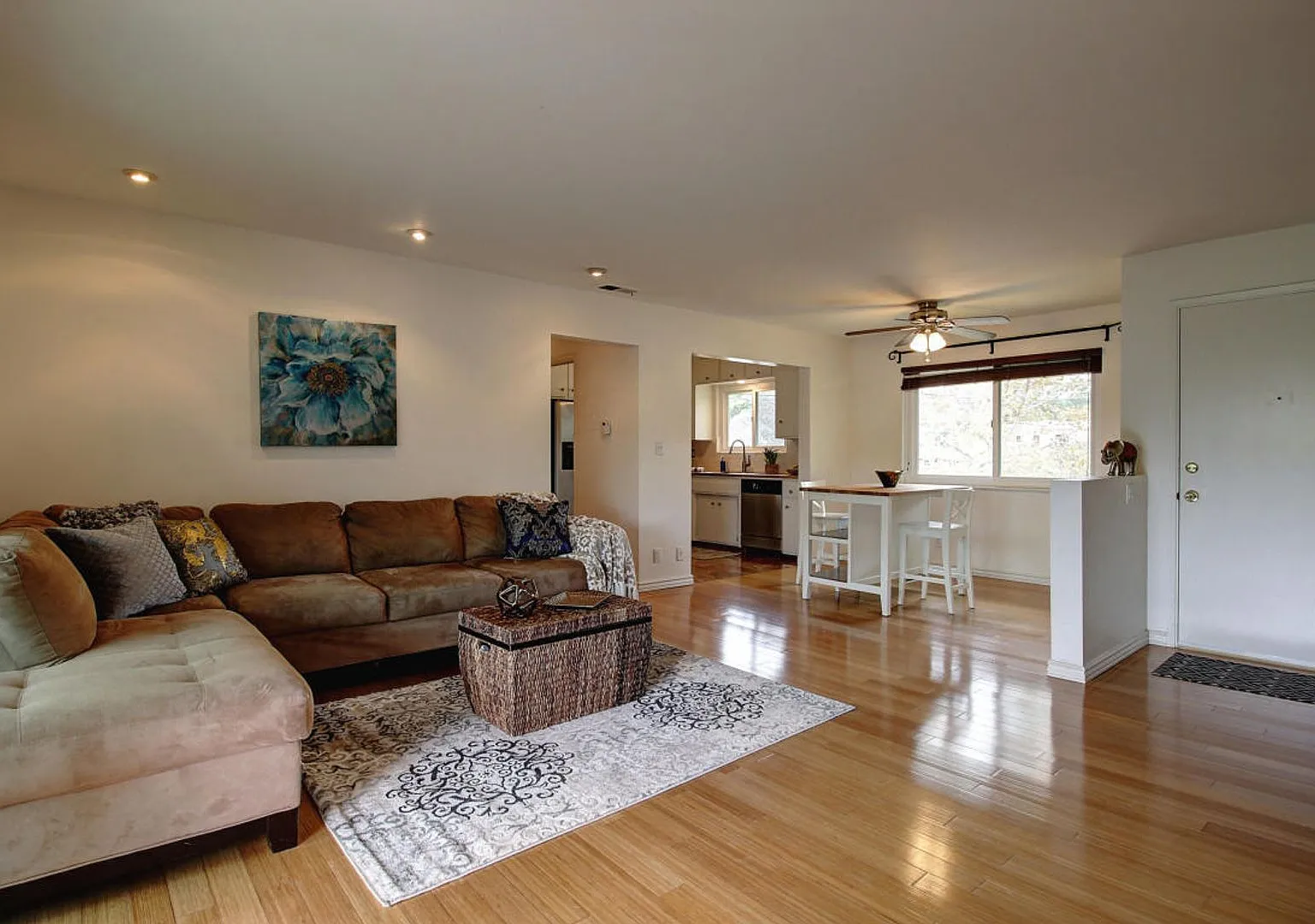 2 Bed / 2 Bath Condo Uptown Santa Barbara - Hardwood floors + Private laundry! — Photo 1