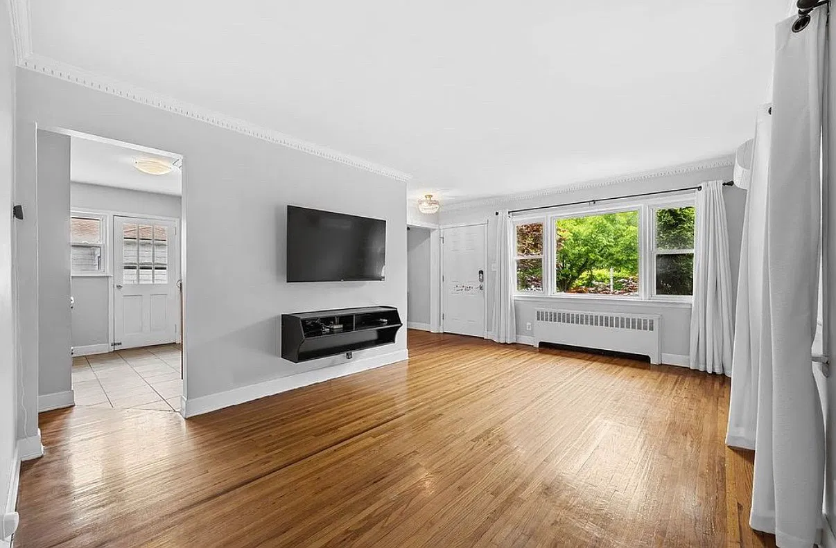 208th St, Bayside — Photo 2
