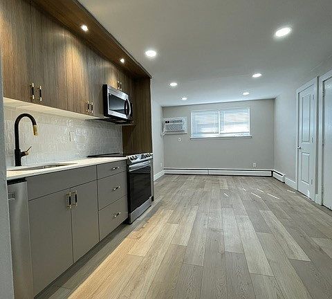 2nd image of 309 W Poplar St #2B-1Ba-775Sqft
