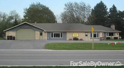 Front yard at Hwy 164 : New asphalt. All aluminum with lannon stone. Very well maintained.