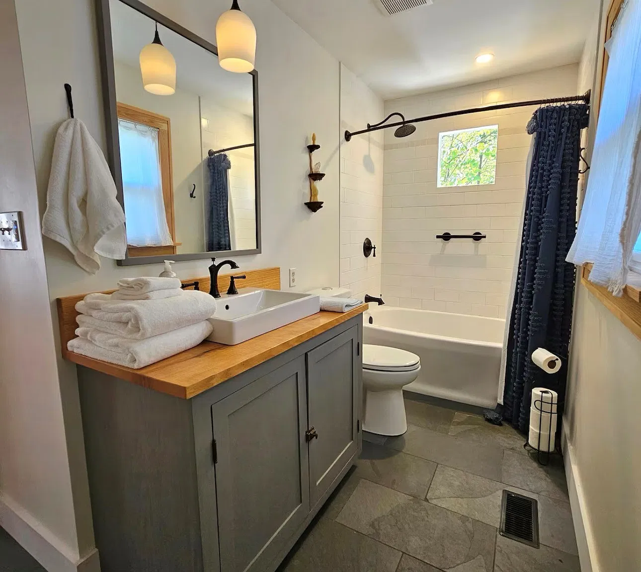 4 bed, 2.5 bath, 2040 sqft, $4,800 — Photo 4