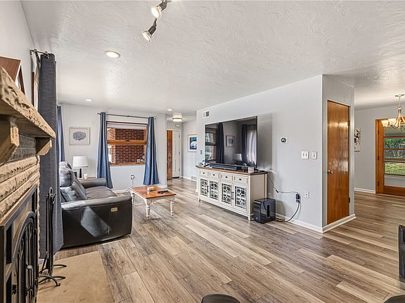 5th image of 294 Hillcrest Cir