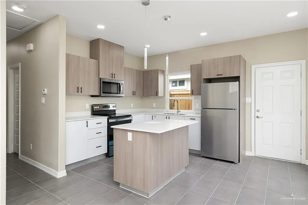 3 bed, 2.0 bath, 980 sqft, $1,050 — Photo 4