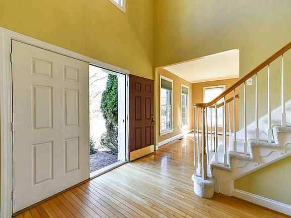 5th image of 1074 Methven Ct