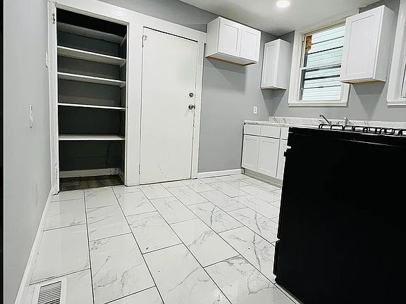 3rd image of 176 Hollywood Ave Floor 1