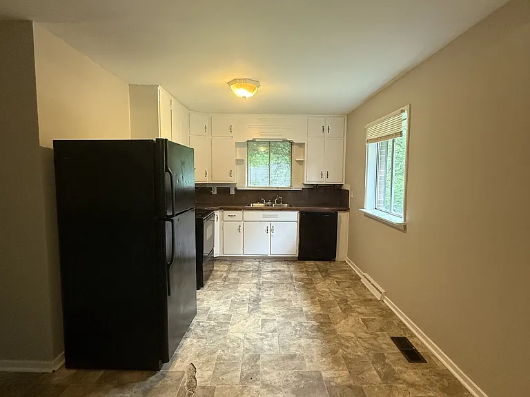 625 Lisa Ln — Photo 2