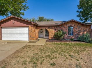 109 Volunteer Dr, Arlington, TX 76014