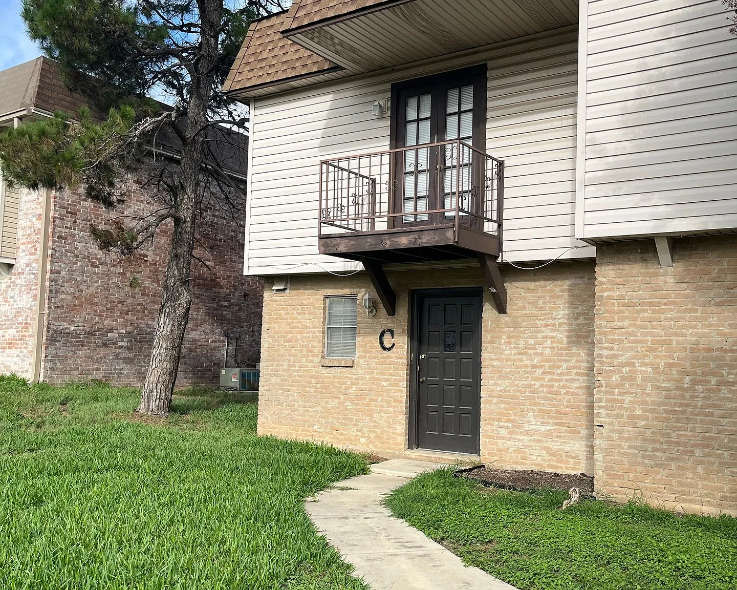 2 bed, 1.5 bath, 1100 sqft, $1,025 — Photo 1