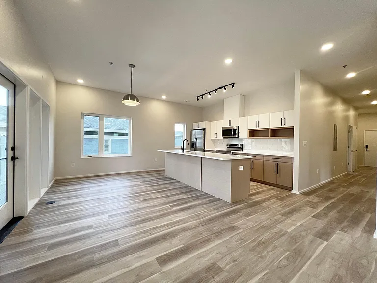547 Winton Ter NE #2E — Photo 2